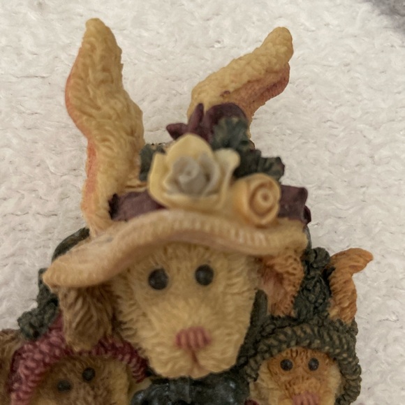 Vintage Boyds Bearwear Brooch - Mother Hare and Two Babies in Easter Hats - Picture 7 of 16